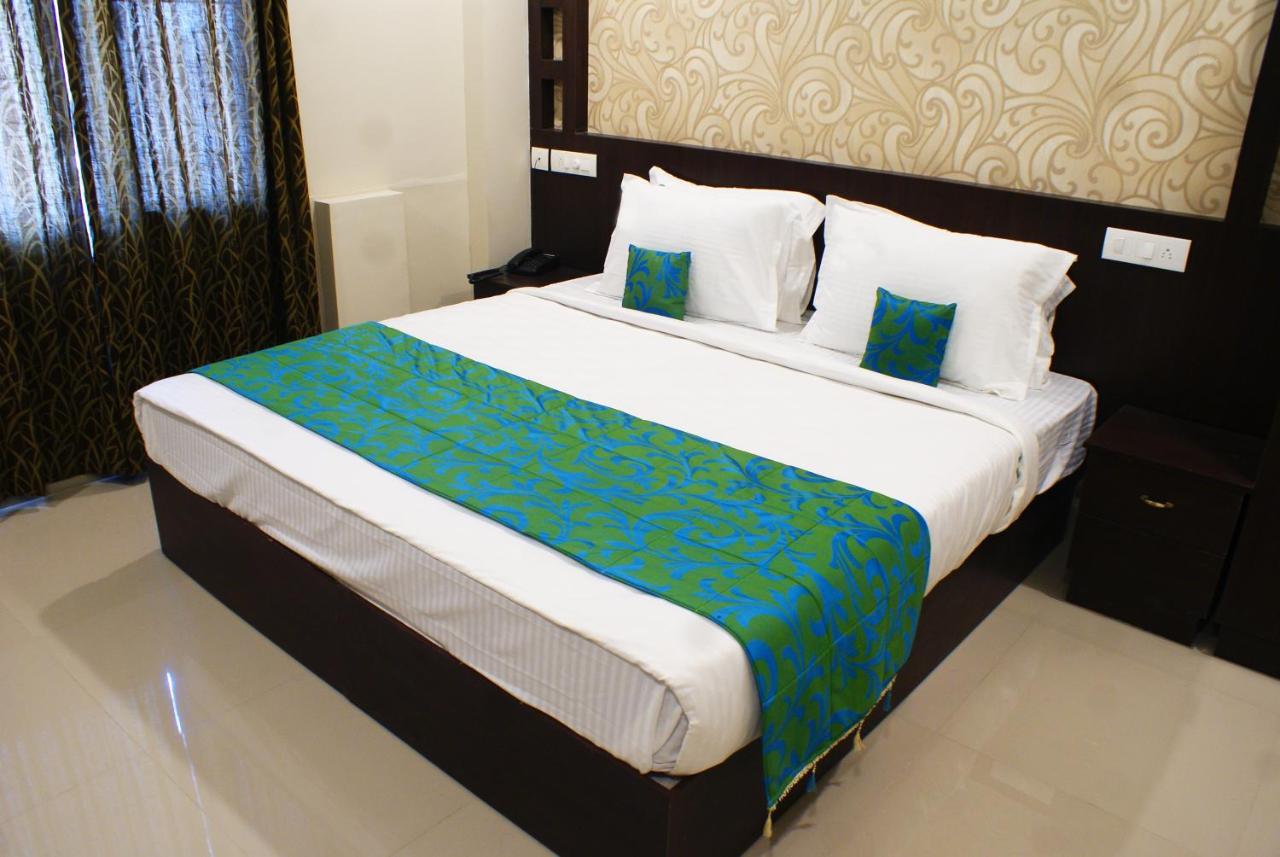 Collection O 8267 Galaxy Inn Kochi Exterior photo